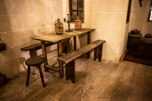 Une table et des bancs dans une auberge médievale